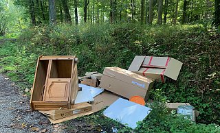 Die Entsorgung von Hausrat nahmen die dreisten Täter mitten in der Natur vor. - Stadt Bad Wünnenberg Die Entsorgung von Hausrat nahmen die dreisten Täter mitten in der Natur vor. - Stadt Bad Wünnenberg