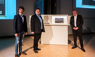Johannnes Blobel (v. l.) sowie Jan Haase von IEEE und Jochen Viehoff, HNF-Geschäftsführer, mit dem Milestone. - Sergei Magel Johannnes Blobel (v. l.) sowie Jan Haase von IEEE und Jochen Viehoff, HNF-Geschäftsführer, mit dem Milestone. - Sergei Magel