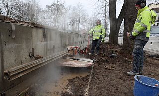 Laut und staubig ist das Zersägen der Betonmauer. - Jörg Stuke Laut und staubig ist das Zersägen der Betonmauer. - Jörg Stuke