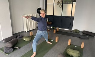 Heike Patzelt zeigt die Übung "Der Krieger", die Figur, die auch als Namensgeber ihres neuen Studios fungiert. - Nicole Bliesener Heike Patzelt zeigt die Übung "Der Krieger", die Figur, die auch als Namensgeber ihres neuen Studios fungiert. - Nicole Bliesener
