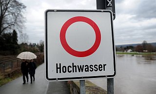 Mindestens auf der Hälfte der Deich-Kilometer in NRW bestehe Handlungsbedarf, sagte NRW-Umweltminister Oliver Krischer (Grüne). - Jonas Güttler Mindestens auf der Hälfte der Deich-Kilometer in NRW bestehe Handlungsbedarf, sagte NRW-Umweltminister Oliver Krischer (Grüne). - Jonas Güttler