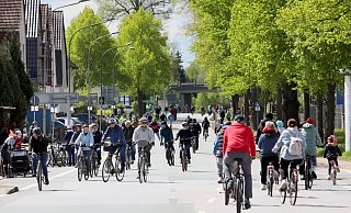 Auf der Bielefelder Straße war richtig was los. - Frank-Michael Kiel-Steinkamp Auf der Bielefelder Straße war richtig was los. - Frank-Michael Kiel-Steinkamp