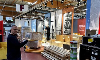 Maximilian Richter von der Messe OWL steht vor einem XXL-Stand eines dänischen Ausstellers in der Halle 21. Die mobilen Wände hier sind 4,50 Meter hoch. - Thomas Reineke Maximilian Richter von der Messe OWL steht vor einem XXL-Stand eines dänischen Ausstellers in der Halle 21. Die mobilen Wände hier sind 4,50 Meter hoch. - Thomas Reineke