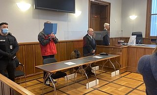 Thomas U. war zuletzt bei seinen Eltern in Hille untergekommen. Er wird vertreten von Rechtsanwalt Michael Einars. Im Falle eines Schuldspruchs könnte die besondere Schwere der Schuld festgestellt werden. - Lea Oetjen Thomas U. war zuletzt bei seinen Eltern in Hille untergekommen. Er wird vertreten von Rechtsanwalt Michael Einars. Im Falle eines Schuldspruchs könnte die besondere Schwere der Schuld festgestellt werden. - Lea Oetjen