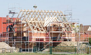 Bauen muss bezahlbar bleiben, sagt Geschäftsführer Andreas Kropp. Sein Team aus Bad Driburg realisiert jedes Jahr 24 Massivhäuser, Nachfrage ungebrochen. - Mia Bucher/dpa Bauen muss bezahlbar bleiben, sagt Geschäftsführer Andreas Kropp. Sein Team aus Bad Driburg realisiert jedes Jahr 24 Massivhäuser, Nachfrage ungebrochen. - Mia Bucher/dpa