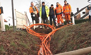 Recht fleißig waren die Männer vom Bautrupp. Sie hatten die Leerrohre für den Glasfaserausbau in Pödinghausen in einem Graben neben der Jöllenbecker Straße verbuddelt. Und reichlich Sand darüber platziert. Den dürften sie wohl in den nächsten Tagen wieder beseitigen, denn die Stadt Enger hat die Baustelle stillgelegt, weil der Abwassergraben so seinen Zweck nicht mehr erfüllt. - Andreas Sundermeier Recht fleißig waren die Männer vom Bautrupp. Sie hatten die Leerrohre für den Glasfaserausbau in Pödinghausen in einem Graben neben der Jöllenbecker Straße verbuddelt. Und reichlich Sand darüber platziert. Den dürften sie wohl in den nächsten Tagen wieder beseitigen, denn die Stadt Enger hat die Baustelle stillgelegt, weil der Abwassergraben so seinen Zweck nicht mehr erfüllt. - Andreas Sundermeier
