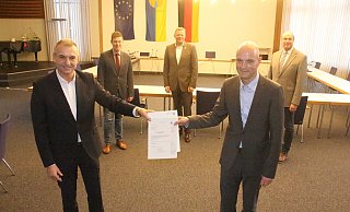 Bürgermeister Burkhard Deppe (l.) erhält von Abteilungsdirektor Jens Kronsbein den Förderbescheid. Mit dabei sind Beigeordneter Michael Scholle (hinten v. l.), Landtagsabgeordneter Matthias Goeken und Schulamtsleiter Uwe Damer. - Burkhard Battran Bürgermeister Burkhard Deppe (l.) erhält von Abteilungsdirektor Jens Kronsbein den Förderbescheid. Mit dabei sind Beigeordneter Michael Scholle (hinten v. l.), Landtagsabgeordneter Matthias Goeken und Schulamtsleiter Uwe Damer. - Burkhard Battran