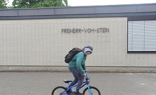 Der Namenszug an der früheren Rahdener Realschule ist nicht mehr vollständig. Von der Freiherr-vom-Stein-Realschule ist nur noch Freiherr vom Stein geblieben. Künftig kann sich die Stadt eine Nutzung des Gebäudes durch das Gymnasium vorstellen. Das lehnt das Gymnasium ab. - Joern Spreen-Ledebur Der Namenszug an der früheren Rahdener Realschule ist nicht mehr vollständig. Von der Freiherr-vom-Stein-Realschule ist nur noch Freiherr vom Stein geblieben. Künftig kann sich die Stadt eine Nutzung des Gebäudes durch das Gymnasium vorstellen. Das lehnt das Gymnasium ab. - Joern Spreen-Ledebur