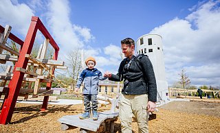 Der kleine Maximilian testet mit seinem Vater Sebastian Elsner die Klettergerüste auf der Landesgartenschau. - BESIM MAZHIQI Der kleine Maximilian testet mit seinem Vater Sebastian Elsner die Klettergerüste auf der Landesgartenschau. - BESIM MAZHIQI
