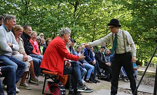 Einfach nur zugucken geht nicht, wenn Komödiant Fabian Flender mit einem Ball jonglieren möchte. Da ist auch das Publikum gefragt. - Elke Niedringhaus-Haasper Einfach nur zugucken geht nicht, wenn Komödiant Fabian Flender mit einem Ball jonglieren möchte. Da ist auch das Publikum gefragt. - Elke Niedringhaus-Haasper
