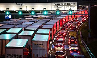 Auch ein Jahr nach dem Brexit (das Foto stammt vom 17. Dezember 2021) gibt es noch Staus vor dem Eurotunnel. Allerdings sind sie kein Vergleiuch zu dem Megastau, in dem Weihnachten 2020 auch 30 Lkw-Fahrer von Kottmeyer streckten. - HENRY NICHOLLS Auch ein Jahr nach dem Brexit (das Foto stammt vom 17. Dezember 2021) gibt es noch Staus vor dem Eurotunnel. Allerdings sind sie kein Vergleiuch zu dem Megastau, in dem Weihnachten 2020 auch 30 Lkw-Fahrer von Kottmeyer streckten. - HENRY NICHOLLS