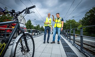Arne Petersen und Artur Schartner (v.l.) diskutieren die zurückliegenden fünf Baustellenwochen - und sind zufrieden, dass alles gut geklappt hat, auch die neue Rampe zur Haltestelle Bethel ist ein Gewinn. - Sarah Jonek Arne Petersen und Artur Schartner (v.l.) diskutieren die zurückliegenden fünf Baustellenwochen - und sind zufrieden, dass alles gut geklappt hat, auch die neue Rampe zur Haltestelle Bethel ist ein Gewinn. - Sarah Jonek
