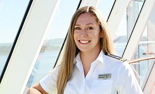 Viktoria Harslem (38) aus Gütersloh arbeitet als Crew Purserin auf der Aida. Sie hat schon viele Länder der Welt gesehen - eine Route hat sie aber besonders beeindruckt. - AIDA Cruises Viktoria Harslem (38) aus Gütersloh arbeitet als Crew Purserin auf der Aida. Sie hat schon viele Länder der Welt gesehen - eine Route hat sie aber besonders beeindruckt. - AIDA Cruises