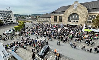 Die Demonstration, die "Fridays for Future Bielefeld" angemeldet hat, begann am Hauptbahnhof. - Peter Unger Die Demonstration, die "Fridays for Future Bielefeld" angemeldet hat, begann am Hauptbahnhof. - Peter Unger