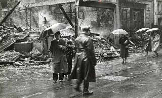 In der Niedernstraße zeigte sich das Ausmaß der Zerstörung nach dem Angriff der US-Amerikaner. - Stadtarchiv Bielefeld, Fotograf: Hergeröder In der Niedernstraße zeigte sich das Ausmaß der Zerstörung nach dem Angriff der US-Amerikaner. - Stadtarchiv Bielefeld, Fotograf: Hergeröder