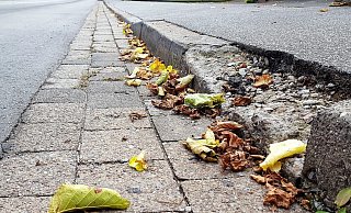 Herausgebrochene Bordsteinkanten an der Landesstraße 946 sind nach Ansicht der CDU ein Zeichen für die Belastung durch den Schwerlastverkehr. - David Schellenberg Herausgebrochene Bordsteinkanten an der Landesstraße 946 sind nach Ansicht der CDU ein Zeichen für die Belastung durch den Schwerlastverkehr. - David Schellenberg