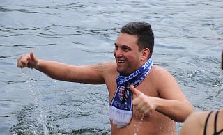 Mutig: Am ersten Tag des neuen Jahres wagten sich zahlreiche junge und ältere Schwimmer in den eiskalten Sennesee. - Sigurd Gringel Mutig: Am ersten Tag des neuen Jahres wagten sich zahlreiche junge und ältere Schwimmer in den eiskalten Sennesee. - Sigurd Gringel