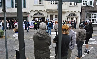 Kundgebung: Vor dem Lokal versammelten sich 70 bis 80 Demonstranten, um ihre Missbilligung des Reichsbürger-Treffens deutlich zu machen - Ludger Osterkamp Kundgebung: Vor dem Lokal versammelten sich 70 bis 80 Demonstranten, um ihre Missbilligung des Reichsbürger-Treffens deutlich zu machen - Ludger Osterkamp