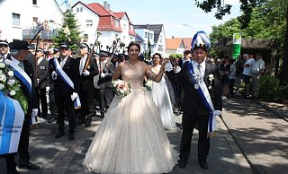Tobias und Sarah Jakob stehen als Königspaar im Mittelpunkt des Festes in Großeneder. - Anette Etzel Tobias und Sarah Jakob stehen als Königspaar im Mittelpunkt des Festes in Großeneder. - Anette Etzel