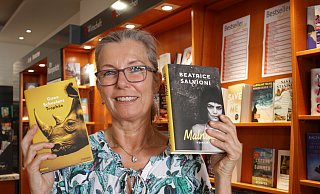 Buchhändlerin Jutta Bluhm präsentiert Trophäe von Gaea Schroeters und Malnata von Beatrice Salvioni. Ein Romandebüt, das von einer jungen Frau mit einem unbeugsamen Willen erzählt. Und einer Gesellschaft, die versucht, sie zu brechen. - Dieter Scholz Buchhändlerin Jutta Bluhm präsentiert Trophäe von Gaea Schroeters und Malnata von Beatrice Salvioni. Ein Romandebüt, das von einer jungen Frau mit einem unbeugsamen Willen erzählt. Und einer Gesellschaft, die versucht, sie zu brechen. - Dieter Scholz