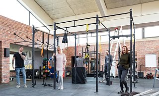 Freuen sich über den neugestalteten Fitnessbereich: Teamleiterin Bettina Lücking (zweite v.l.) mit den Trainern Steffen Neuhaus (v.l.), Maurice Berner, Rami Awad und Mirjam Dyck. - Heidi Froreich Freuen sich über den neugestalteten Fitnessbereich: Teamleiterin Bettina Lücking (zweite v.l.) mit den Trainern Steffen Neuhaus (v.l.), Maurice Berner, Rami Awad und Mirjam Dyck. - Heidi Froreich