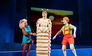Drei wie Pech und Schwefel: Fee Franka (Doreen Nixdorf), Holzwurm (Georg Böhm), Pinocchio (Rosalia Warnke). - Philipp Ottendörfer/Theater Bielefeld Drei wie Pech und Schwefel: Fee Franka (Doreen Nixdorf), Holzwurm (Georg Böhm), Pinocchio (Rosalia Warnke). - Philipp Ottendörfer/Theater Bielefeld