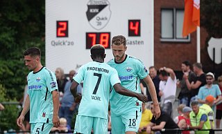 SCP-Stürmer Dennis Srbeny (r.), der von Richmond Tachie zum 4:2-Treffer gratuliert wird, kam zur Pause in die Partie und sammelte Pluspunkte für künftige Startelf-Nominierungen. - SC Paderborn 07/Michael Bieckmann SCP-Stürmer Dennis Srbeny (r.), der von Richmond Tachie zum 4:2-Treffer gratuliert wird, kam zur Pause in die Partie und sammelte Pluspunkte für künftige Startelf-Nominierungen. - SC Paderborn 07/Michael Bieckmann
