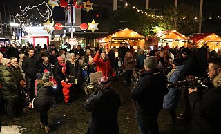 Beim traditionellen Laternenumzug zogen Jung und Alt in Begleitung vom Bläserkreis Dünnerholz und dem Posaunenchor Spradow durch die Innenstadt. - Shannon-Lee Bendig Beim traditionellen Laternenumzug zogen Jung und Alt in Begleitung vom Bläserkreis Dünnerholz und dem Posaunenchor Spradow durch die Innenstadt. - Shannon-Lee Bendig