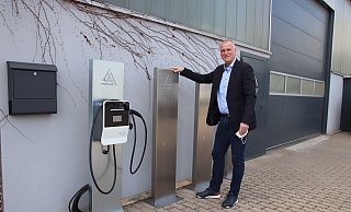 Oliver Wessels an den Ladesäulen aus eigener Produktion. - Heidi Froreich Oliver Wessels an den Ladesäulen aus eigener Produktion. - Heidi Froreich