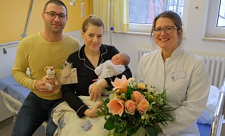 Mutter Verica und Vater Blazhe Velkov freuen sich mit Oberärztin Mirjam Heimhalt-El Hamriti über die Geburt der kleinen Eva. - Nicole Bliesener Mutter Verica und Vater Blazhe Velkov freuen sich mit Oberärztin Mirjam Heimhalt-El Hamriti über die Geburt der kleinen Eva. - Nicole Bliesener