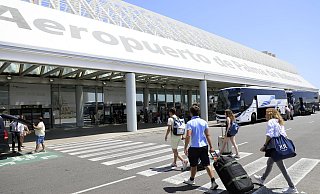 Unter anderem am Flughafen von Palma war der Gesuchte aus dem Raum Paderborn auf Mallorca gesehen worden. Am Freitag wurde er dort dann erkannt. (Archivbild) - dpa/Clara Margais Unter anderem am Flughafen von Palma war der Gesuchte aus dem Raum Paderborn auf Mallorca gesehen worden. Am Freitag wurde er dort dann erkannt. (Archivbild) - dpa/Clara Margais