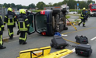 Innerhalb von 20 Minuten ab Alarmierung hatten die Einsatzkräfte der Feuerwehr Hövelhof den verletzten Fahrer patientenschonend aus dem Unfallfahrzeug gerettet. - Ralph Meyer Innerhalb von 20 Minuten ab Alarmierung hatten die Einsatzkräfte der Feuerwehr Hövelhof den verletzten Fahrer patientenschonend aus dem Unfallfahrzeug gerettet. - Ralph Meyer