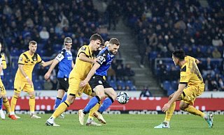 Arminia Bielefelds Manuel Wintzheimer (M.) behauptet den Ball gegen zwei Dresdener. - Sarah Jonek Arminia Bielefelds Manuel Wintzheimer (M.) behauptet den Ball gegen zwei Dresdener. - Sarah Jonek