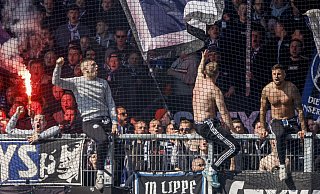 Hier sah die Unterstützung der Arminia-Fans noch bestens aus. Etwa ab der 75. Minute veränderte sich das merkwürdigerweise. - Foto: Axel Heimken/dpa Hier sah die Unterstützung der Arminia-Fans noch bestens aus. Etwa ab der 75. Minute veränderte sich das merkwürdigerweise. - Foto: Axel Heimken/dpa