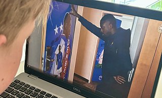 Ousmane Dembélé bestaunt in einem Video die eigens für die Spieler bedruckten Zimmertüren. - Jens Reddeker Ousmane Dembélé bestaunt in einem Video die eigens für die Spieler bedruckten Zimmertüren. - Jens Reddeker