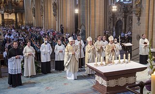 Erzbischof Hans-Josef Becker feierte am Sonntag im Paderborner Dom unter Corona-Bedingungen das Libori-Pontifikalamt: Rund 330 Gläubige konnten unmittelbar dabei sein. - Thomas Throenle / Erzbistum Paderborn Erzbischof Hans-Josef Becker feierte am Sonntag im Paderborner Dom unter Corona-Bedingungen das Libori-Pontifikalamt: Rund 330 Gläubige konnten unmittelbar dabei sein. - Thomas Throenle / Erzbistum Paderborn