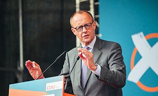 Friedrich Merz, hier bei einem Wahlkampfauftritt in Paderborn 2022, hat mit seiner Aussage über eine mögliche Zusammenarbeit mit der AfD für Wirbel gesorgt. - BESIM MAZHIQI Friedrich Merz, hier bei einem Wahlkampfauftritt in Paderborn 2022, hat mit seiner Aussage über eine mögliche Zusammenarbeit mit der AfD für Wirbel gesorgt. - BESIM MAZHIQI