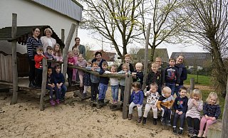 Aktuell sind in der Ferienzeit nur etwa die Hälfte der Kinder da und lachen hier mit ihren Erzieherinnen Nicole Wetsch (von links), Irene Arnold (Leiterin), Lea Bahre, Kerstin Tiemeyer, Sarah-Vanessa Lamkemeier in die Kamera. - Gerald Dunkel Aktuell sind in der Ferienzeit nur etwa die Hälfte der Kinder da und lachen hier mit ihren Erzieherinnen Nicole Wetsch (von links), Irene Arnold (Leiterin), Lea Bahre, Kerstin Tiemeyer, Sarah-Vanessa Lamkemeier in die Kamera. - Gerald Dunkel