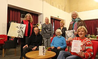 Andrea Thron (hinten, v. l.), Brigitta Rudolf, Ela Tarnowska, Katrin Drebes, Stephan Hollmann (vorne, v. l.), Herta Büschenfeld, Rosmarie Saaksmeier präsentieren ihre Kunst bei der Löhner Art. - Jan Husmann Andrea Thron (hinten, v. l.), Brigitta Rudolf, Ela Tarnowska, Katrin Drebes, Stephan Hollmann (vorne, v. l.), Herta Büschenfeld, Rosmarie Saaksmeier präsentieren ihre Kunst bei der Löhner Art. - Jan Husmann