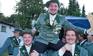 Der Schützenkönig Philipp Kilian lässt sich unmittelbar nach dem Königsschuss feiern. - Klaus Karenfeld Der Schützenkönig Philipp Kilian lässt sich unmittelbar nach dem Königsschuss feiern. - Klaus Karenfeld