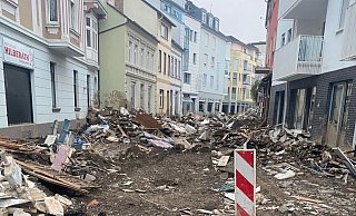 Diese Einkaufsstraße in Ahrweiler gleicht einem Trümmerfeld. In den Häusern drangen Wasser und Schlamm bis in den zweiten Stock. - Michael Scherer Diese Einkaufsstraße in Ahrweiler gleicht einem Trümmerfeld. In den Häusern drangen Wasser und Schlamm bis in den zweiten Stock. - Michael Scherer