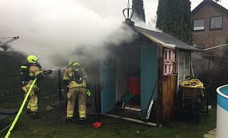 Zum Zeitpunkt des Eintreffens der ersten Einsatzkräfte stand der kleine Anbau der Gartenhütte bereits im Vollbrand. - Feuerwehr Paderborn Zum Zeitpunkt des Eintreffens der ersten Einsatzkräfte stand der kleine Anbau der Gartenhütte bereits im Vollbrand. - Feuerwehr Paderborn