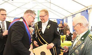 Der zweite Bezirkskönig Markus Scholz (2. v.l., St. Kilian Lügde) gratuliert dem ersten Bezirkskönig Wolfgang Schröder (St. Sebastianus Bödexen) im Beisein von Bezirksbundesmeister Stefan Rüther (l.) und Schießmeister Wolfgang Kreilos. - Burkhard Battran Der zweite Bezirkskönig Markus Scholz (2. v.l., St. Kilian Lügde) gratuliert dem ersten Bezirkskönig Wolfgang Schröder (St. Sebastianus Bödexen) im Beisein von Bezirksbundesmeister Stefan Rüther (l.) und Schießmeister Wolfgang Kreilos. - Burkhard Battran