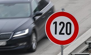 Eigentlich sollten die Tempo-120-Schilder längst aufgebaut sein. - Archiv Eigentlich sollten die Tempo-120-Schilder längst aufgebaut sein. - Archiv