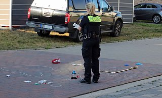 Nach dem tödlichen Unfall sicherte die Polizei Spuren. Das Kleinkind war mit einem Bobbycar von einem Grundstück in einen verkehrsberuhigten Bereich gerollt. - Heinz-Jürgen Reiss Nach dem tödlichen Unfall sicherte die Polizei Spuren. Das Kleinkind war mit einem Bobbycar von einem Grundstück in einen verkehrsberuhigten Bereich gerollt. - Heinz-Jürgen Reiss