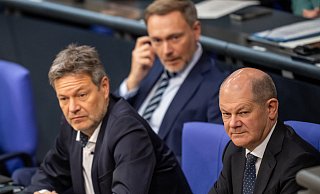 Bundeskanzler Olaf Scholz (SPD, v.r.), Finanzminister Christian Lindner (FD) und Wirtschaftsminister Robert Habeck (Bündnis 90/Die Grünen). - dpa Bundeskanzler Olaf Scholz (SPD, v.r.), Finanzminister Christian Lindner (FD) und Wirtschaftsminister Robert Habeck (Bündnis 90/Die Grünen). - dpa