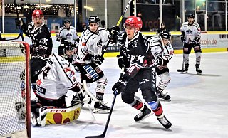 Stand oft richtig: Herfords Stürmer Ralf Rinke erzielte 29 Saisontore. Er und Kapitän Björn Bombis (l.) spielen auch in der kommenden Serie für die Herforder Ice Dragons. - Yvonne Gottschlich Stand oft richtig: Herfords Stürmer Ralf Rinke erzielte 29 Saisontore. Er und Kapitän Björn Bombis (l.) spielen auch in der kommenden Serie für die Herforder Ice Dragons. - Yvonne Gottschlich