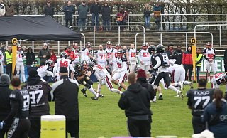 Viel Trubel auf und neben dem Platz beim American Football der Minden Wolves im Weserstadion. Beim klassischen Football tragen die Spieler Schutzkleidung, um sich beim kampfbetonten Tackling zu schützen. Dieser Körperkontakt ist allerdings beim Flagfootball untersagt. - Jörg Wehling Viel Trubel auf und neben dem Platz beim American Football der Minden Wolves im Weserstadion. Beim klassischen Football tragen die Spieler Schutzkleidung, um sich beim kampfbetonten Tackling zu schützen. Dieser Körperkontakt ist allerdings beim Flagfootball untersagt. - Jörg Wehling