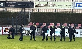 Damit ihn heimische Fans nicht stürmen konnten, sicherte die Polizei nach dem Spiel des SV Lippstadt gegen den FC Gütersloh den Auswärtsblock. - NW Damit ihn heimische Fans nicht stürmen konnten, sicherte die Polizei nach dem Spiel des SV Lippstadt gegen den FC Gütersloh den Auswärtsblock. - NW