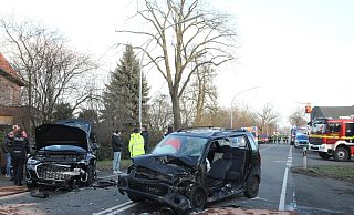 Durch die Wucht des Aufpralls wurde der Opel (r.) um die eigene Achse geschleudert. Vor Ort waren Feuerwehr und Polizei sowie ein Rettungshubschrauber und ein Rettungswagen. - Klaus Frensing Durch die Wucht des Aufpralls wurde der Opel (r.) um die eigene Achse geschleudert. Vor Ort waren Feuerwehr und Polizei sowie ein Rettungshubschrauber und ein Rettungswagen. - Klaus Frensing